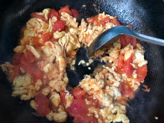 汤汁西红柿炒鸡蛋,炒到图11那样，有汤汁出来时，加入鸡蛋花，迅速翻炒几下，关火出锅。