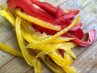 麻辣凉拌豆干,切成细丝，有青椒的再加点青椒。