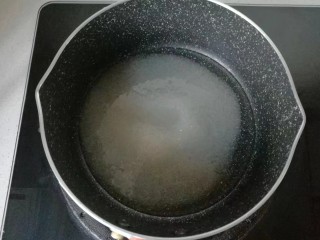 焦糖栗子馅铜锣烧,白糖加清水小火慢熬，让它自已熬煮不要搅拌哦；
