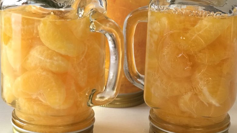 橘子罐头,煮好的橘子趁热装进罐子 盖上盖子倒扣形成自然真空 延长橘子罐头存储时间
