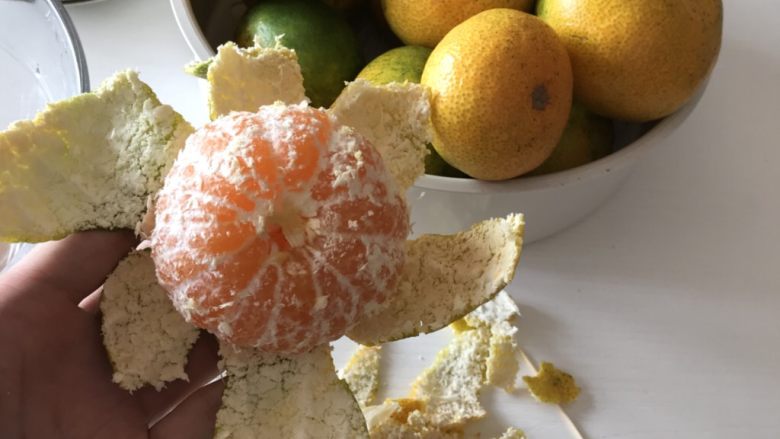橘子罐头,食材处理： 橘子剥去外皮