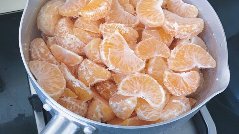橘子罐头,剥好的橘子果肉先焯下水