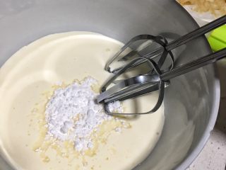 菠菜坚果蛋糕,淡奶油加二分之一糖粉，用电动打蛋器打发