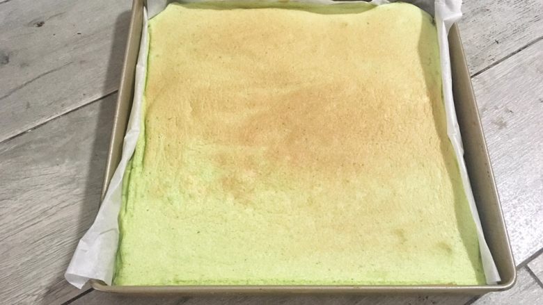 菠菜坚果蛋糕,烤好的蛋糕呈黄绿色，表面光滑，口感松软湿滑