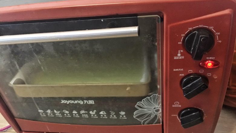 菠菜坚果蛋糕,烤箱170度提前预热5分钟，将做好的蛋糕糊放进来，170度上下火中层20分钟。