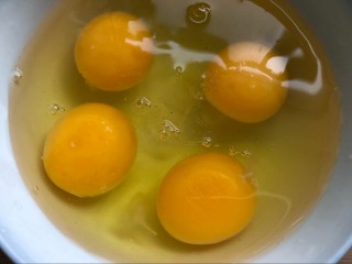 美味彩椒鸡蛋,四枚鸡蛋打到碗内，打鸡蛋皮的时候，干脆些，这样不容易有碎蛋壳掉里面。