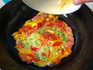 美味彩椒鸡蛋,把彩椒平铺锅底后，倒入鸡蛋液，这时候，改成中火就行了!