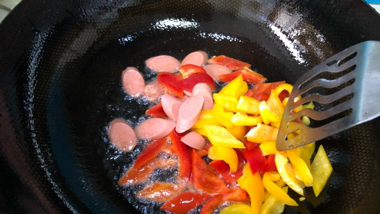 美味彩椒鸡蛋,油热，下入彩椒块，翻炒，大火炒就行。