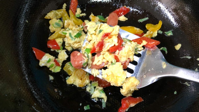 美味彩椒鸡蛋,炒到鸡蛋嫩嫩的时候，就可以出锅了。
