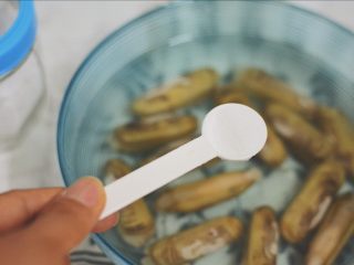剁椒蛏子,将买回的蛏子清洗一遍放入清水中，倒入3-4勺盐，放上半小时以上让其吐沙。