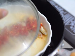 剁椒蛏子,放上锅中蒸上20分至半小时待全部蒸熟。