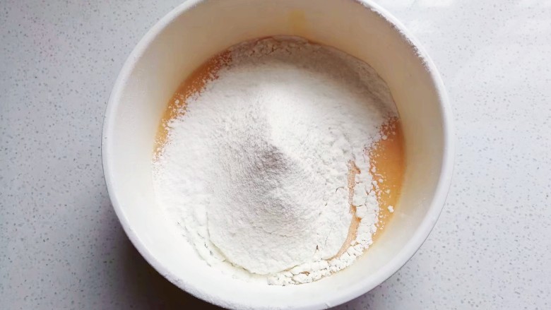 焦糖栗子馅铜锣烧,筛入混合好的面粉，搅拌均匀；
