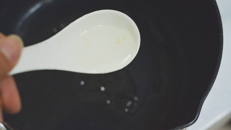 凉拌秋葵,锅中倒入2勺清水烧开。
