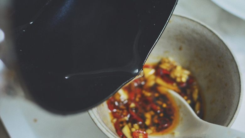 凉拌秋葵,将小米椒和蒜未放入调好的汁中，倒入刚烧开的水，这样凉拌汁就做好了。