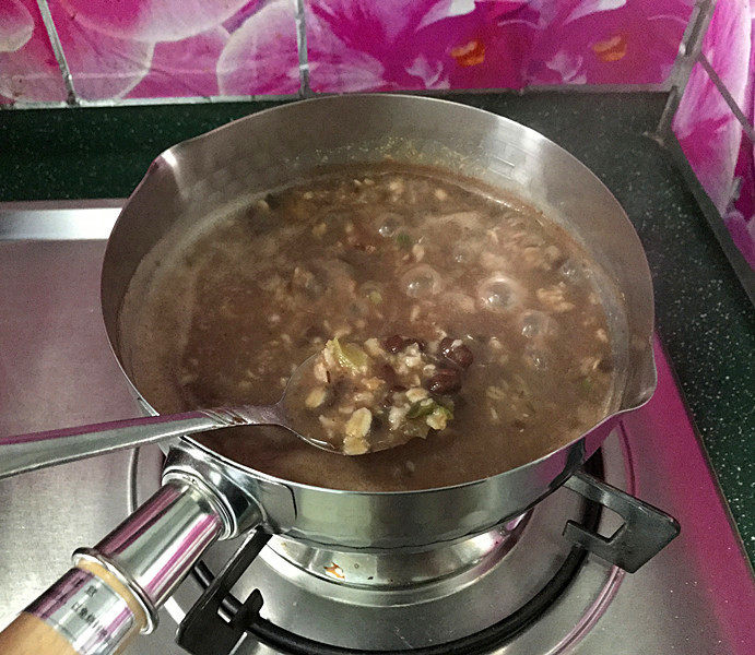 香菇瘦肉红豆沙燕麦粥,煮至麦片软烂、粥变浓稠后关锅