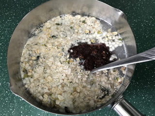 香菇瘦肉红豆沙燕麦粥,接着倒入清水并搅拌均匀