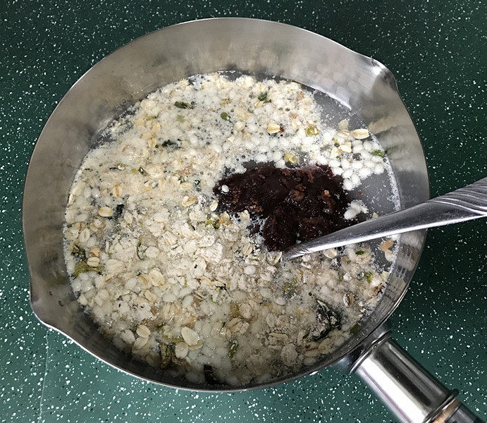 香菇瘦肉红豆沙燕麦粥,接着倒入清水并搅拌均匀