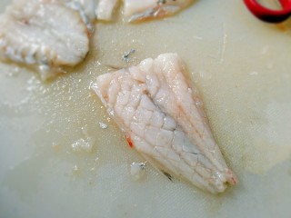 椒盐九肚鱼,切除内脏、去掉鱼骨头，一面切花刀成片。