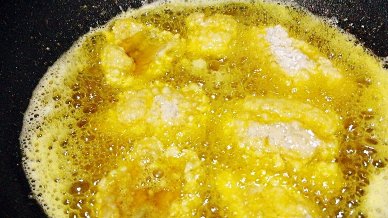 椒盐九肚鱼,将打上粉的九肚鱼逐片放入锅内。
