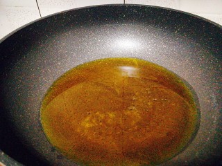 椒盐九肚鱼,起油锅，采用老家的菜籽油，色泽黄