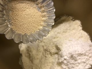 肉松华夫饼,面粉中间挖一个小洞倒入酵母盖上面粉，按揉面模式揉面