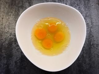 海苔肉松厚蛋烧,鸡蛋打入碗中