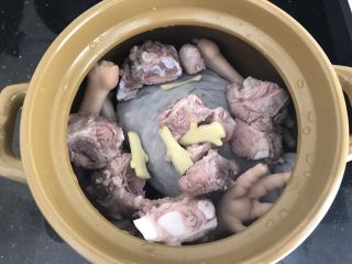 刺龟皮鸡爪龙骨汤,除了山药之外，全部材料放进汤锅里