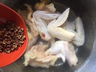 麻辣卤鸡翅,接着放入锅中，放入适量水，加入花椒煮开焯烫一下