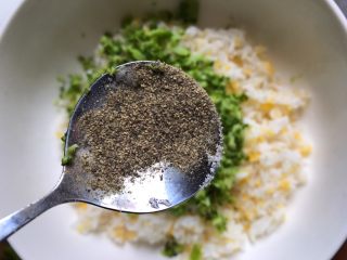 西兰花肉松饭团,加入小半勺胡椒粉，滴几滴橄榄油