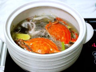 萝卜丸子&海鲜煲,煮好的海鲜汤中加入鸡精调味即可