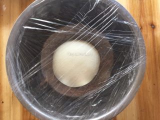 中式面点－－香葱花卷,盖上保鲜膜进行发酵