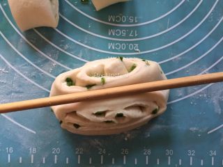 中式面点－－香葱花卷,两两小段的面段相叠，用筷子在上面居中的位置向下压出花形（如图）