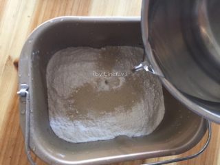 中式面点－－香葱花卷,将面粉、酵母先后倒入面包机桶中，加入温水