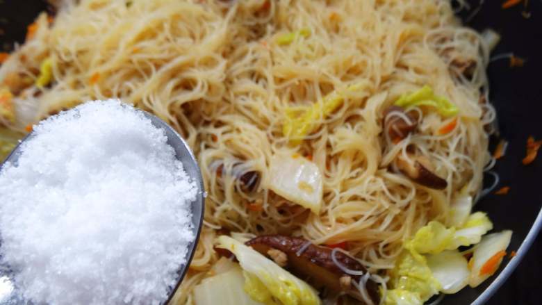 [一鍋到底]台灣道地傳統美食-炒米粉,及二大匙蠔油，1大匙鹽拌炒