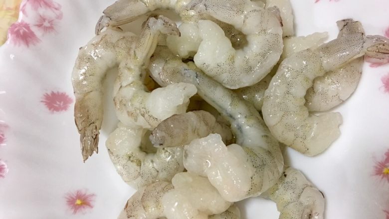 鮑魚干貝粥,將蝦子剝殼去頭，取蝦仁備用