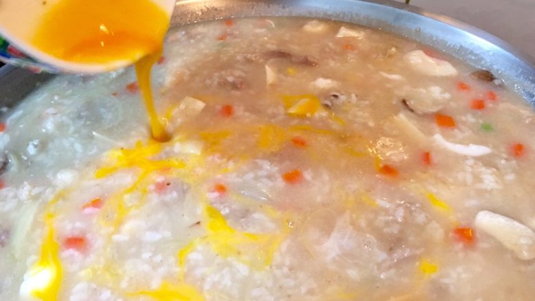 鮑魚干貝粥,步驟20的蛋液畫圈倒入鍋內後輕輕攪拌