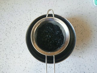 家有烤箱—黑芝麻早餐包,将黑芝麻淘洗干净，沥干水分。
