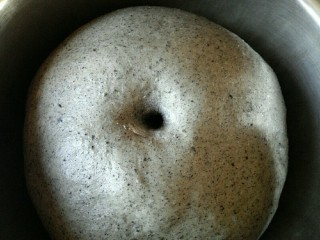 家有烤箱—黑芝麻早餐包,发酵至2倍大，用手指沾上面粉在发酵好的面团上戳一个洞，面团不回弹，不塌陷。