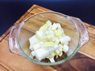 冰糖银耳雪梨粥,把梨切成骰子块大小备用。