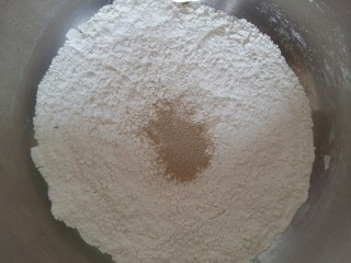 南瓜馒头,面粉和酵母混合。