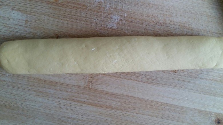 南瓜馒头,发酵好的面团重新揉一会排气。搓成粗细均匀的长条，直径大约5厘米左右吧。