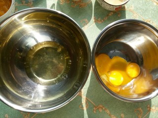 #家有烤箱#南瓜戚风杯子蛋糕,蛋清蛋黄分离。蛋清盆中盐无油无水。