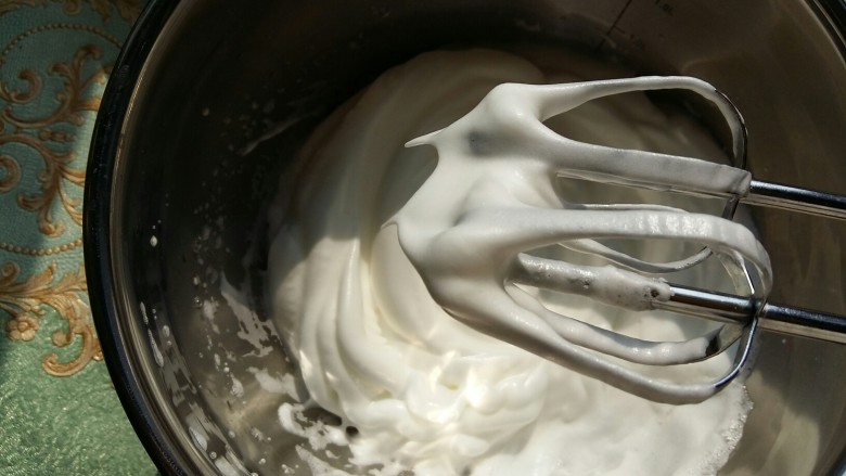 #家有烤箱#南瓜戚风杯子蛋糕,蛋白出现弯弯的小尖角时放入第三次白糖。
