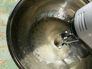 #家有烤箱#南瓜戚风杯子蛋糕,开始打发蛋白。蛋白中加入2滴白醋去腥。白糖分三次加入。打发至出现鱼眼泡时加入第一次白糖。