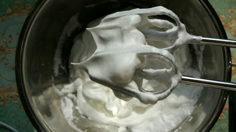 #家有烤箱#南瓜戚风杯子蛋糕,蛋白出现直直的尖角就可以了。这是硬性发泡。