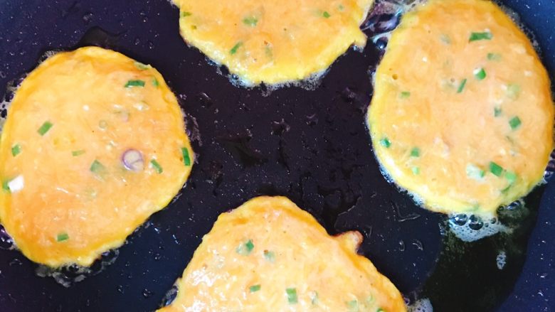 南瓜🎃鸡蛋饼,平底锅，摊成小圆饼，小火煎至两面金黄即可