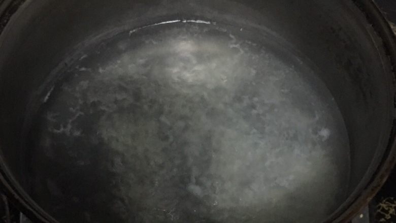 宝宝辅食之雪梨山药莲藕粥,5.大米开水下锅。

若时间允许，大米最好提前浸泡半个小时这样更容易煮软烂。