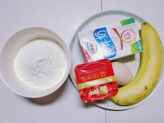 香蕉酸奶松饼,先把所有材料备好。
ps：酸奶最好用原味的。