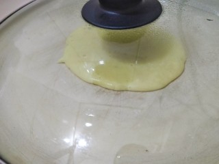 香蕉酸奶松饼,然后盖上盖子焖。