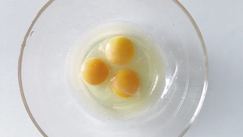 鸡蛋网饼,食材处理：取一容器将鸡蛋打入
